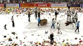 81 Ribu Boneka Beterbangan di Tengah Pertandingan Hoki di AS