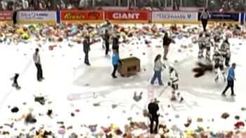 81 Ribu Boneka Beterbangan di Tengah Pertandingan Hoki di AS