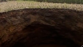 Penampakan Lubang Raksasa Bikin Geger Warga Sumbar