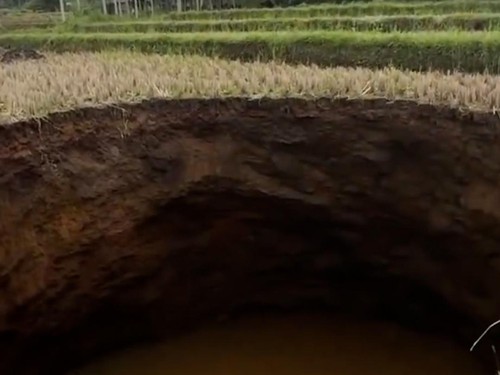 Penampakan Lubang Raksasa Bikin Geger Warga Sumbar