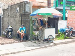 Di Tengah Kota yang Serba Maju, Tukang Jahit Jalanan Masih Bertahan Hidup