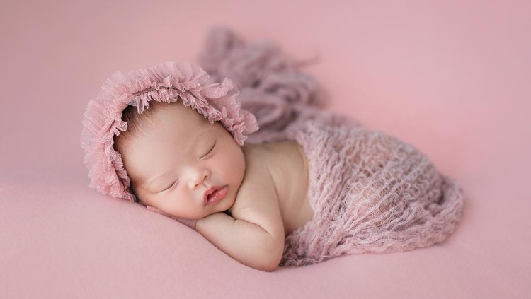 5 Doa untuk Bayi Baru Lahir Perempuan yang Penuh Makna Lengkap dengan Arab&comma; Latin & Artinya