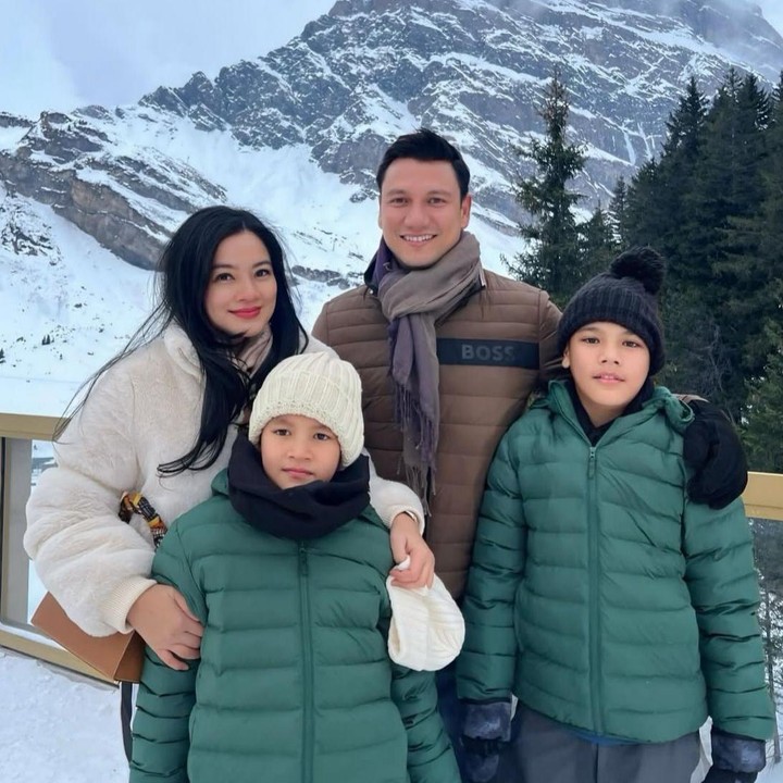 <p>Titi melahirkan anak pertamanya, Arjuna Zayan Sugiono, pada 16 November 2013. Sementara itu, si bungsu, Kai Attar Sugiono, lahir pada 5 Desember 2017. Kedua putranya tumbuh memiliki paras yang tampan, mewarisi pesona dari sang Ayah. (Foto: Instagram @titi_kamall)</p>