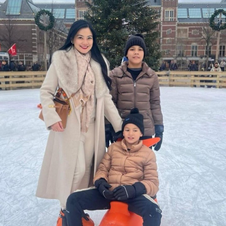 <p>Meski jarang tersorot, Titi tidak pernah melewatkan momen bahagia bersama kedua anaknya ini, Bunda. Lewat akun Instagram pribadinya, terlihat Titi membagikan potretnya bersama Arjuna dan Kai saat tengah berlibur ke luar negeri. (Foto: Instagram @titi_kamall)</p>