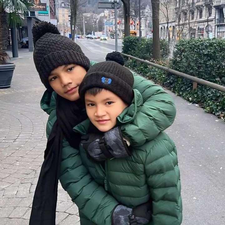 <p>Memiliki selisih usia empat tahun, kedua anak Titi Kamal selalu terlihat akrab, Bunda. Dalam potretnya, Arjuna dan Kai kompak mengenakan jaket musim dingin lengkap dengan kupluknya yang berwarna hitam. (Foto: Instagram @titi_kamall)</p>