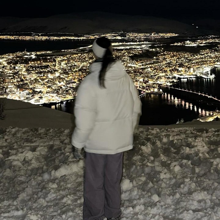 <p>Ahn Eun Jin juga membagikan potret dirinya dengan berlatar belakang gemerlap lampu kota di malam hari. Potret yang satu ini juga tak kalah mencuri perhatian, sebab pemandangan dari city light tersaji dengan begitu indah. (Foto: Instagram @eunjin___a)</p>