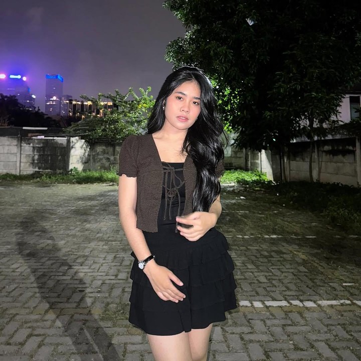 <p>Baru-baru ini, Alifa ikut terlibat dalam proyek film horor berjudul <em>Sosok Ketiga Lintrik.</em> Ia beradu akting dengan deretan bintang ternama, seperti Adinda Thomas dan Wafda Saifan Lubis. Melalui unggahan di Instagram, Alifa kerap membagikan potret kesibukannya saat syuting dan promosi film. (Foto: Instagram @alifalubis)</p>