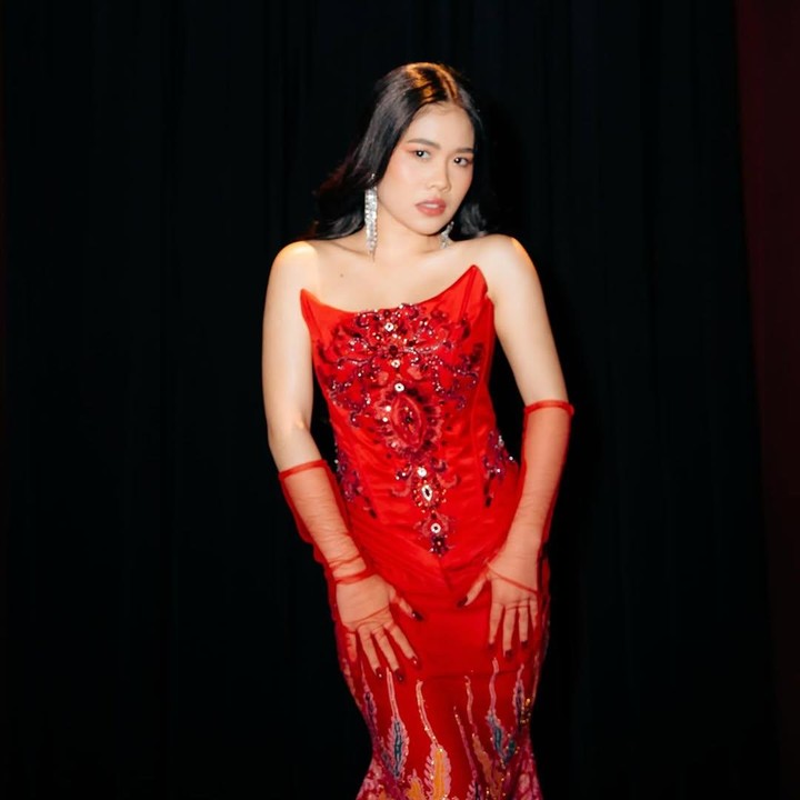 <p>Dalam unggahan di akun Instagram miliknya, banyak netizen memuji paras cantik Alifa yang kini sudah berusia 19 tahun. "Cantik banget kak alifa," tulis akun @flo***. "<em>Masya Allah</em> cantik banget si kak ifah," ujar @co***. "Ka Alifa dari dulu cantik lucu banget," kata akun @m3***. (Foto: Instagram @alifalubis)</p>