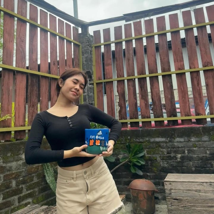 <p>Sebelum membintangi film horor, Alifa sudah beberapa kali terlibat dalam produksi film layar lebar. Saat masih menjadi artis cilik, Alifa pernah bermain di film <em>Koki-Koki Cilik</em>. Melalui film tersebut, Alifa juga sempat masuk nominasi Festival Film Indonesia 2018 untuk kategori Pemeran Anak Terbaik. (Foto: Instagram @alifalubis)</p>