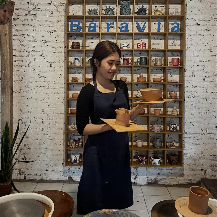 <p>Selain di layar lebar, Alifa juga cukup aktif membintangi serial televisi. Setidaknya, Alifa sudah bermain di lebih dari 10 judul sinetron selama berkarier di dunia hiburan. Ia juga dikenal jago menjadi MC di acara hiburan televisi, Bunda. (Foto: Instagram @alifalubis)</p>