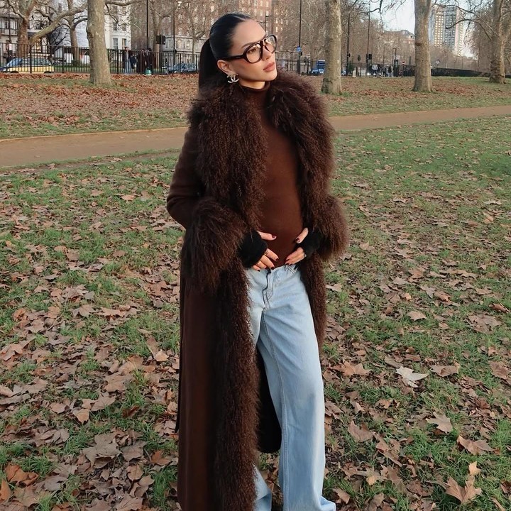 <p>Selama menikmati liburan di Inggris, penampilan Alyssa mencuri perhatian publik. Ia kerap mengenakan pakaian musim dingin yang modis sehingga makin memancarkan aura <em>pregnancy glow.</em> Dalam satu potret, Alyssa tampil fashionable mengenakan <em>winter fur long coat</em> cokelat yang dipadukan dengan celana jeans. Alyssa menyempurnakan gayanya dengan memakai kacamata sebagai aksesoris. (Foto: Instagram @alyssadaguise)</p>