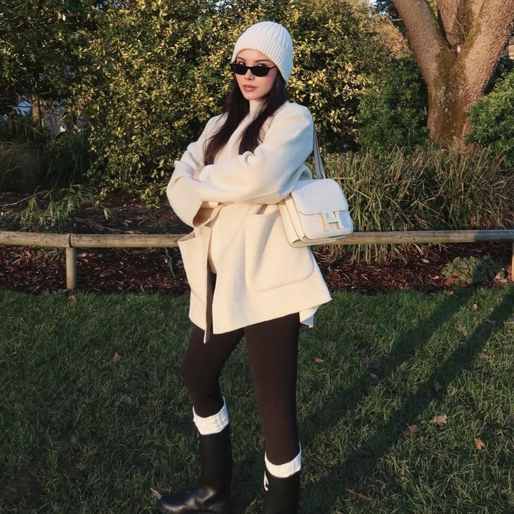 <p>Gaya Alyssa yang modis dan terlihat makin <em>glowing</em> di kehamilan pertamanya ini banyak menuai pujian dari netizen. Tak sedikit di antaranya menyematkan gelar 'Bumil cantik' pada menantu Maia Estianty ini. "Bumil tercantik 2026," tulis akun @jy***. "Bumil cantik," ungkap @no***. "Cantiknya bumil," kata akun @do***. (Foto: Instagram @alyssadaguise)</p>