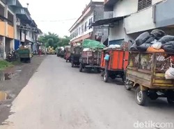 Antrean Angkutan Sampah Mengular di TPS Sandubaya, Baunya ke Mana-mana