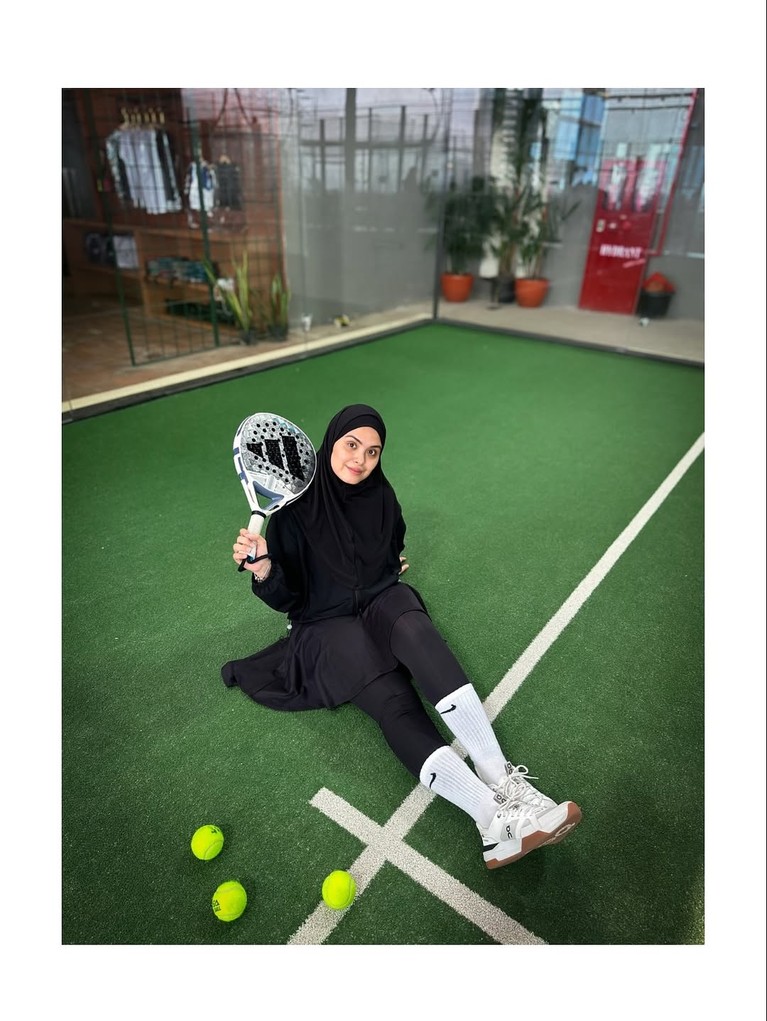 Artis main padel dengan baju syar'i