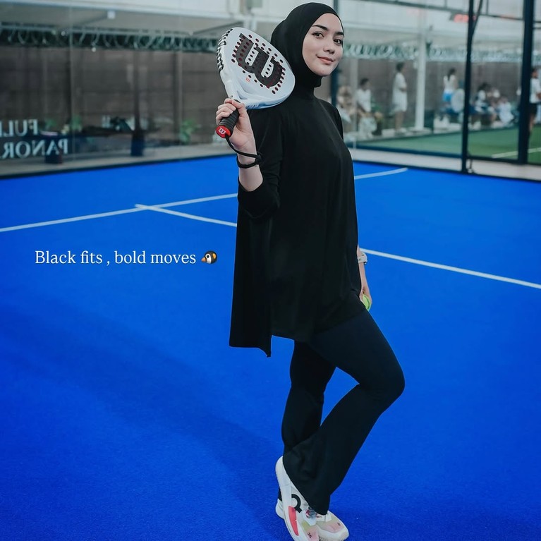 Artis main padel dengan baju syar'i