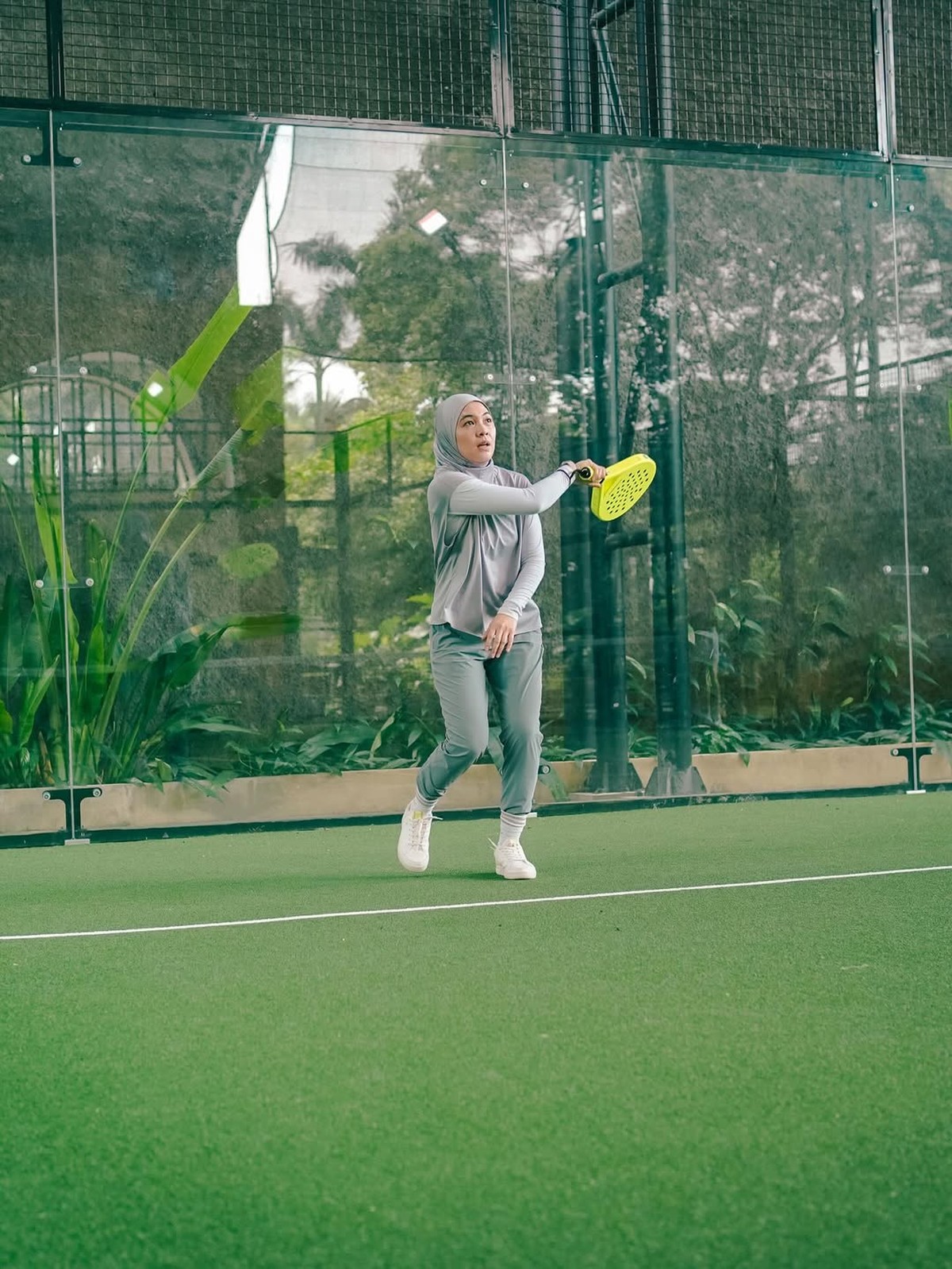 Artis main padel dengan baju syar'i