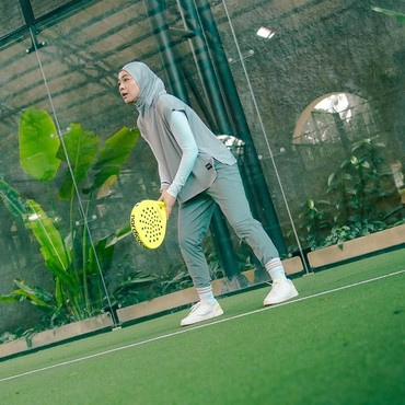 7 Potret Penampilan Syar'i Artis Berhijab Saat Main Padel