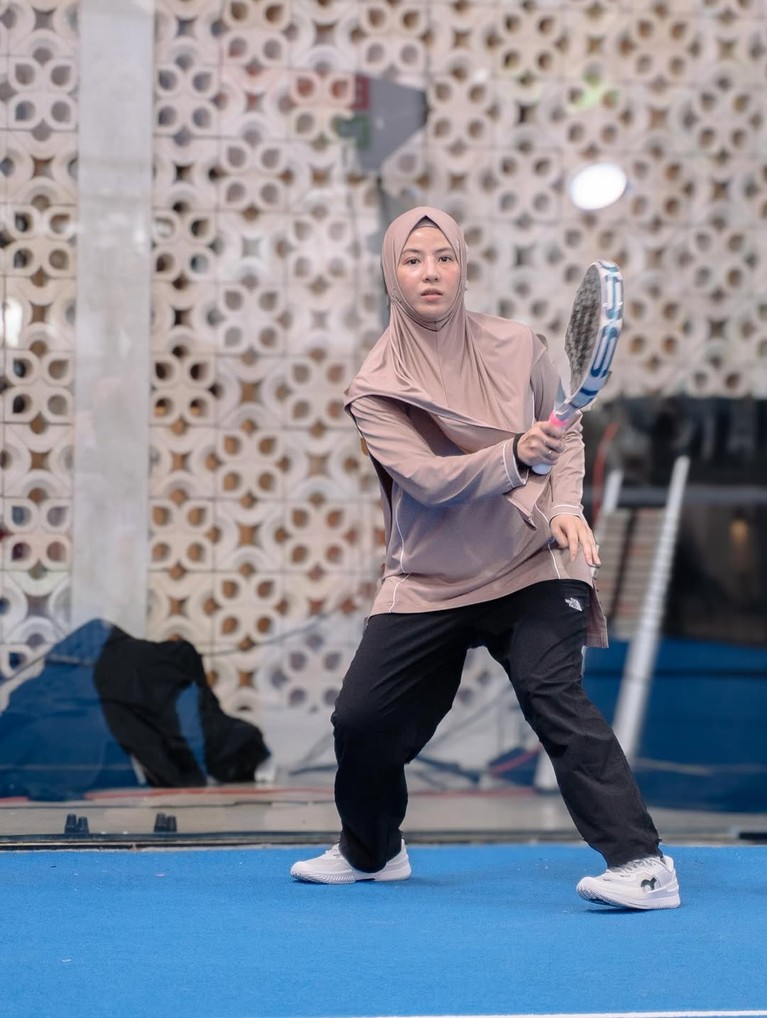 Artis main padel dengan baju syar'i