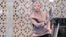 Artis main padel dengan baju syar'i