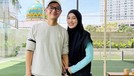 Artis main padel dengan baju syar'i