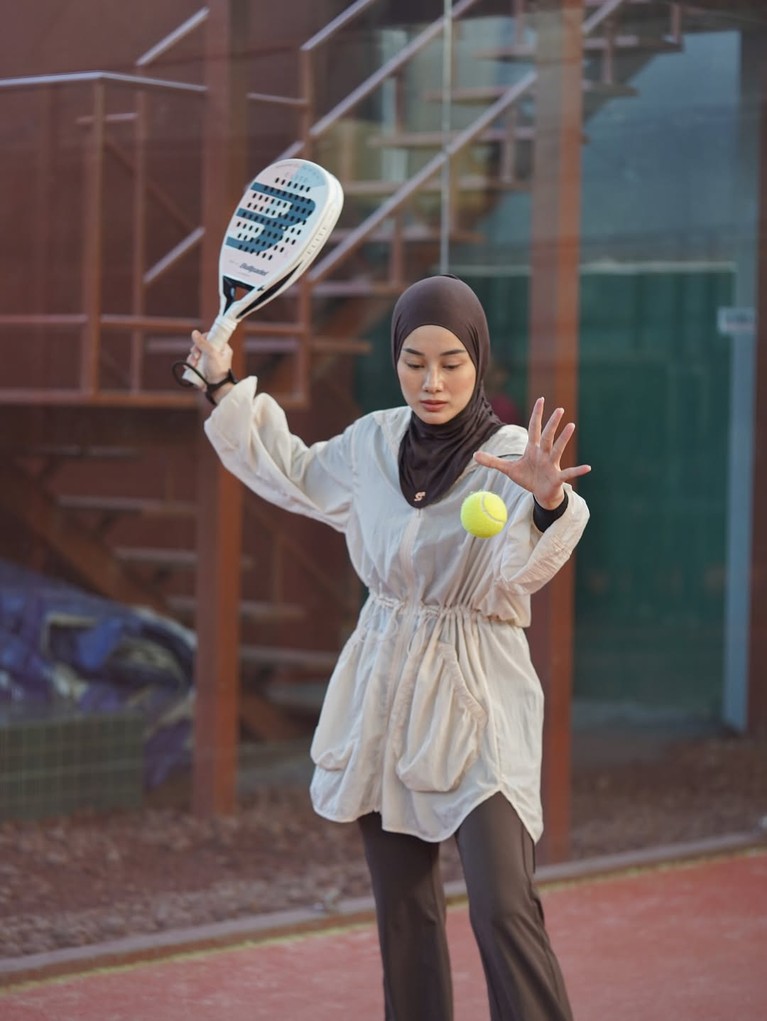 Artis main padel dengan busana syari