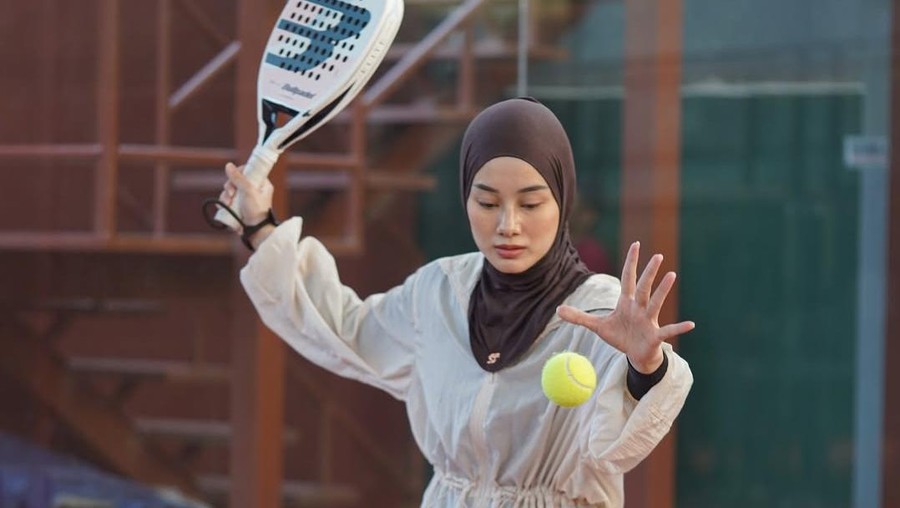 Artis main padel dengan busana syari