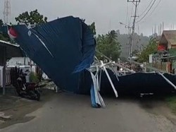 Atap Kantor UPTD KB Majene Terbang Diterjang Angin Kencang