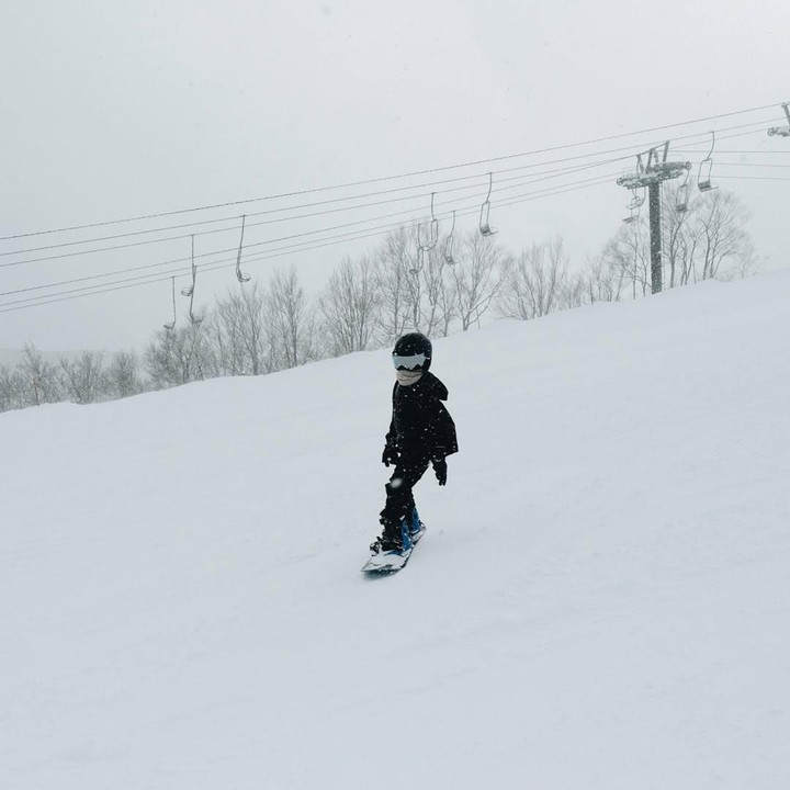 <p>Ayudia memilih Jepang sebagai destinasi liburan awal tahun 2026. Ia membagikan keseruannya saat bermain ski di Gunung Goryu. &ldquo;Kartu pos dari Gunung Goryu,&rdquo; tulisnya, dikutip dari laman Instagram <em>@ayudiac.&nbsp;</em>(Foto: Instagram @ayudiac)</p>