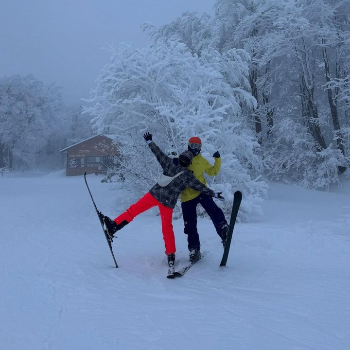 <p>Adipati Dolken dan Canti Tachril mengawali tahun baru dengan liburan bersama keluarga besar ke luar negeri. Pasangan ini turut membagikan keseruan saat bermain ski di tengah hamparan salju.&nbsp;&nbsp;(Foto: Instagram @cantitachril)</p>