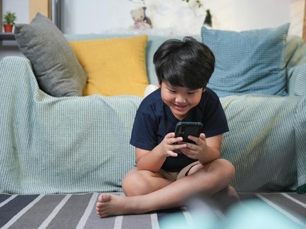 7 Aturan Orang Tua agar Anak Mau Kurangi Main Media Sosial Tanpa Perlu Memarahi