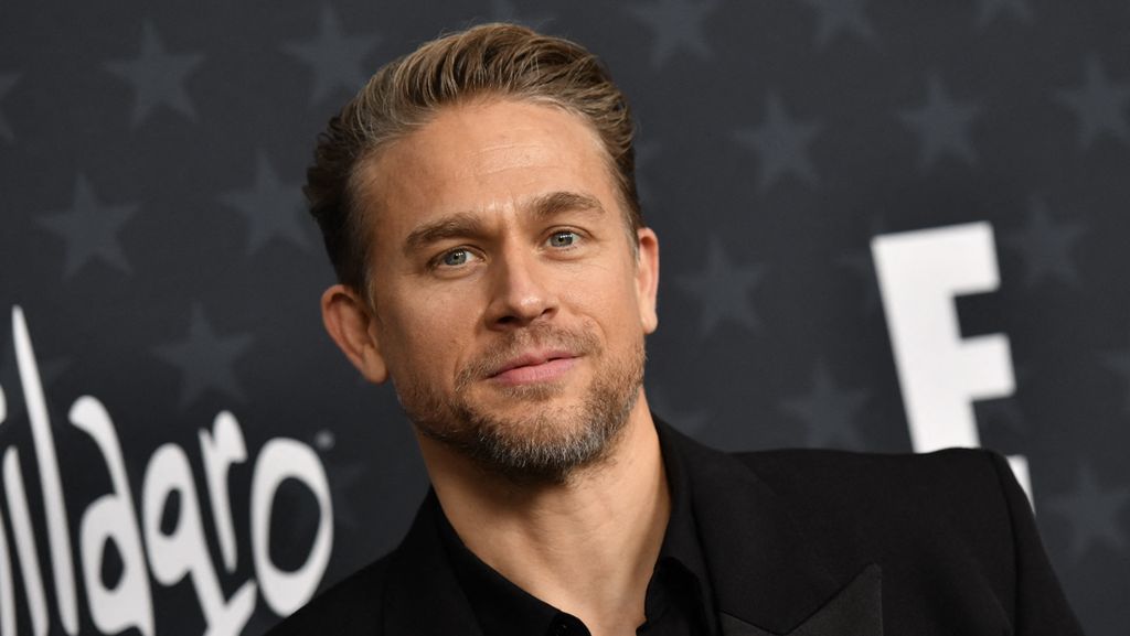 Charlie Hunnam Diprotes Istri gegara Sering Pakai Suara Ed Gein