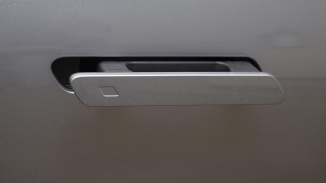 Mobil listrik mulai 2027 di China wajib punya sistem gagang pintu mekanis di bagian luar dan dalam.