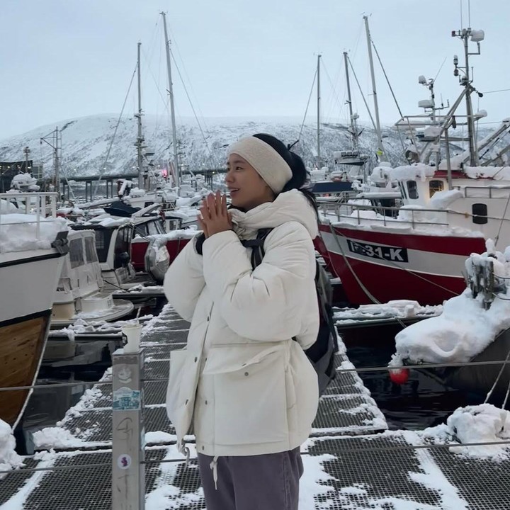 <p>Ia mengabadikan pemandangan musim dingin di Norwegia yang sangat indah, dengan latar belakang kapal-kapal yang diselimuti salju. Meskipun ia mengenakan jaket puff yang tebal, tetapi hal itu tidak mengurangi kecantikannya. (Foto: Instagram @eunjin___a)</p>