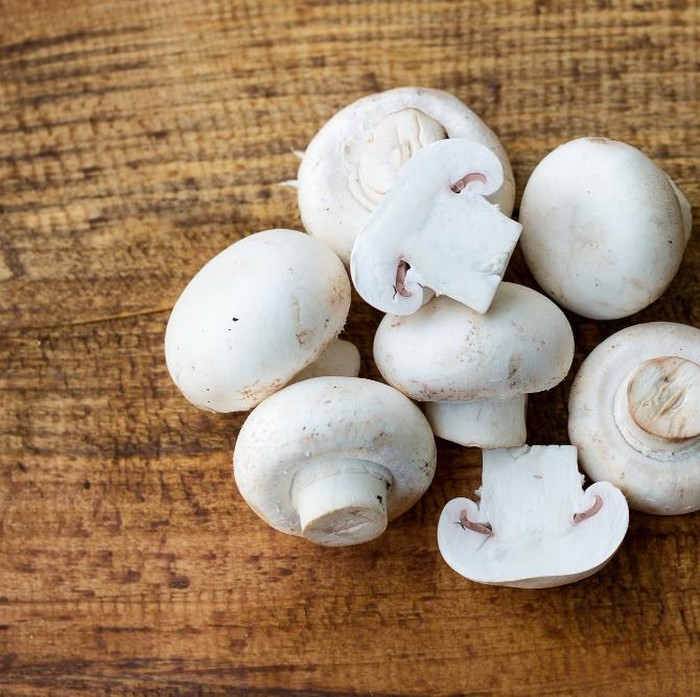 Dalam 35 gram jamur putih, mengandung kurang dari 8 kalori yang bisa diolah menjadi berbagai menu sehat untuk diet.
