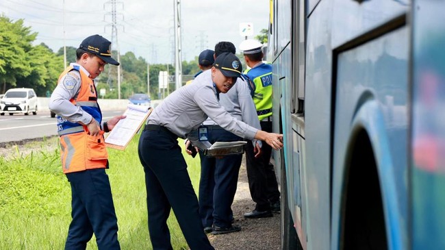 Menindaklanjuti pelanggaran - pelanggaran yang dilakukan PT Cahaya Wisata Transportasi dalam hal penyelenggaraan angkutan orang dengan kendaraan bermotor umum, Direktorat Jenderal Perhubungan Darat Kementerian Perhubungan memberikan sanksi berupa pem