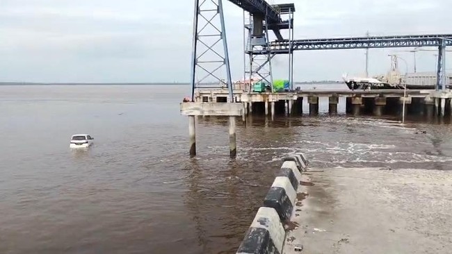 Jembatan penghubung daratan ke Pelabuhan Tanjung Buton di Siak, Riau ambruk hingga mengakibatkan satu unit mobil minibus hingga sepeda motor jatuh ke laut.