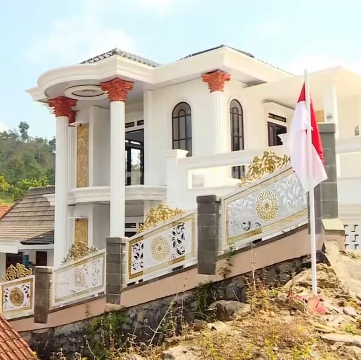 <p>Desa ini mendapat julukan 'Kampung Elite' karena terdiri dari deretan rumah megah yang berdiri kokoh dengan pilar besar dan material premium. Bangunan-bangunan tersebut menjadi wujud nyata kesuksesan para juragan bakso yang merantau.&nbsp;(Foto: YouTube TRANS7 OFFICIAL)</p>