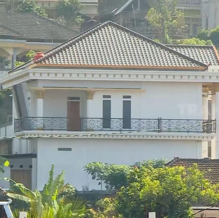 <p>Siapa sangka usaha dari semangkuk bakso bisa mewujudkan hunian megah di kampung halaman. Fenomena inilah yang terlihat di Desa Bubakan, Kecamatan Giri Marto, Wonogiri, Jawa Tengah, tempat para perantau penjual bakso membangun rumah impian mereka. (Foto: YouTube TRANS7 OFFICIAL)</p>