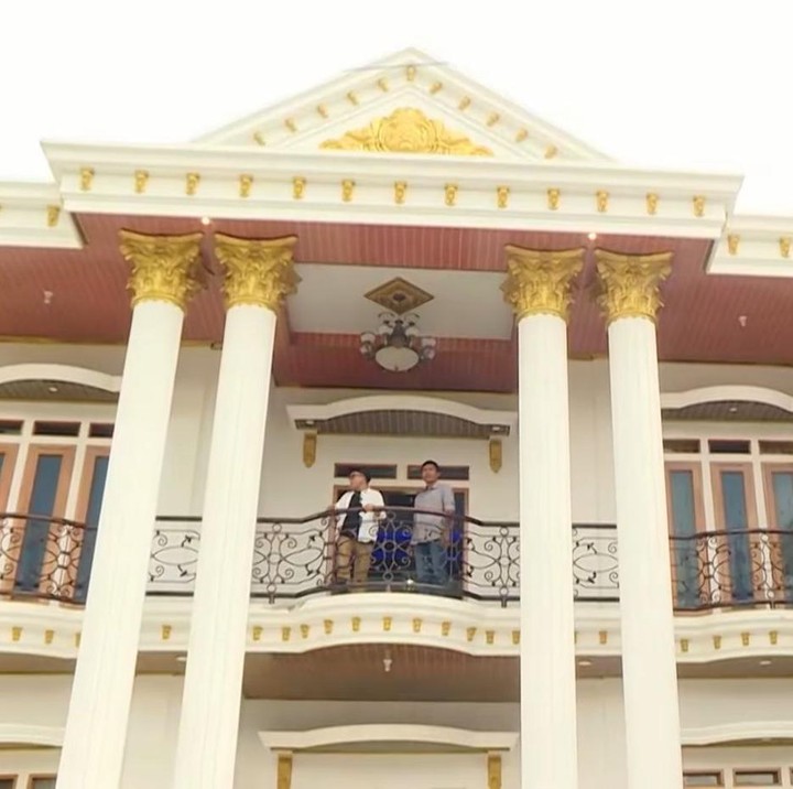 <p>Menanggapi hal itu, Kepala Desa Bubakan, Maryanto, menegaskan bahwa kemegahan rumah warga bukan bentuk pamer kekayaan. Melainkan merupakan hasil nyata dari kerja keras mereka. &ldquo;Ini sebetulnya bentuk wujud nyata, mungkin dari perantau itu bisa membangun bagus itu kan dari bentuk kerja keras. Mungkin itu menjadi motivasi untuk yang lain,&rdquo; ujarnya, dikutip dari kanal YouTube<em> TRANS7 Official,</em> Selasa (6/1/2026).&nbsp;(Foto: YouTube TRANS7 OFFICIAL)</p>