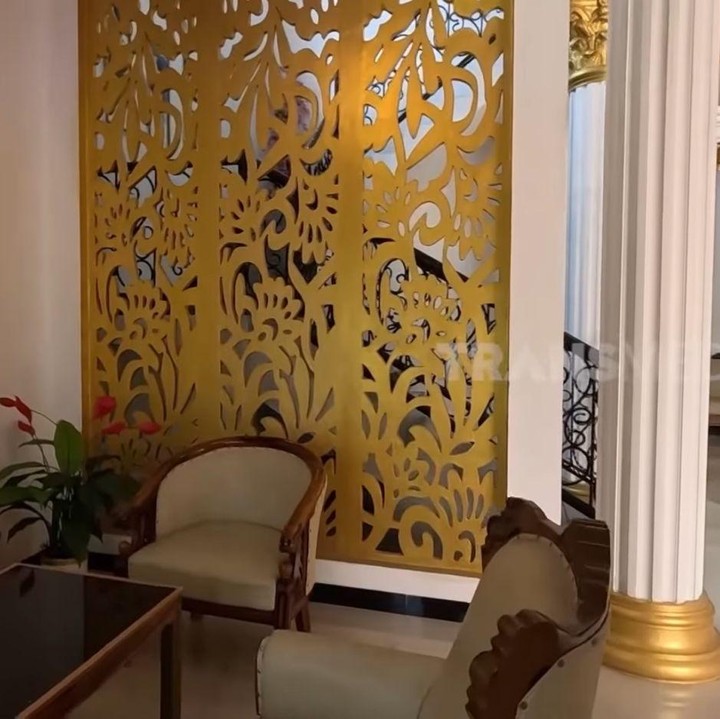 <p>Salah satu warga bernama Surtino, yang telah lebih dari 20 tahun merantau dan berjualan bakso di Jakarta dan Papua, turut memperlihatkan setiap sudut rumah mewahnya.&nbsp;(Foto: YouTube TRANS7 OFFICIAL)</p>