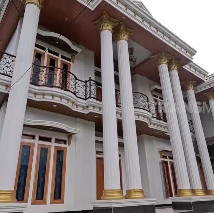<p>Kepala Desa Bubakan, Maryanto, menjelaskan bahwa keberadaan rumah-rumah megah tersebut bukan bertujuan untuk memamerkan kekayaan. Sebaliknya, bangunan itu menjadi bukti nyata kegigihan warga dalam mengumpulkan hasil jerih payah selama merantau. Ia berharap pencapaian tersebut dapat memotivasi masyarakat lainnya. &ldquo;Ini sebetulnya bentuk wujud nyata, mungkin dari perantau itu bisa membangun bagus itu kan dari bentuk kerja keras. Mungkin itu menjadi motivasi untuk yang lain,&rdquo; ujarnya, dikutip dari kanal YouTube <em>TRANS7 Official</em>.&nbsp;(Foto: YouTube TRANS7 OFFICIAL)</p>