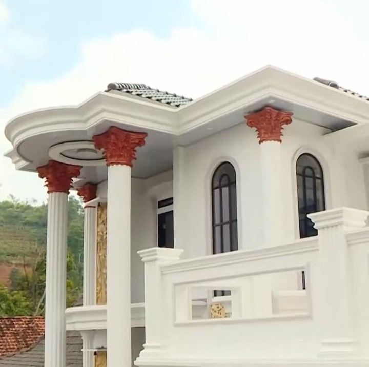 <p>Lebih lanjut, Maryanto menambahkan bahwa rumah-rumah tersebut lebih dipandang sebagai bentuk investasi jangka panjang, Bunda. &ldquo;Jadi bukan adu gengsi antara rumah satu bagus kok, satu pengen bagus lagi. Tidak, nabung dalam bentuk bangunan, investasi bangunan,&rdquo; tuturnya.&nbsp;(Foto: YouTube TRANS7 OFFICIAL)</p>