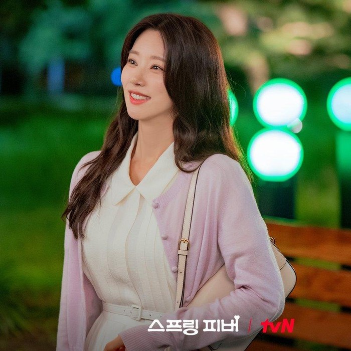 Lee Joo Bin berbagai banyak hal mengenai drama Spring Fever. Mulai dari alasannya memilih bergabung dengan proyek ini, pendekatannya dengan karakter, serta chemistry-nya bersama para pemain.