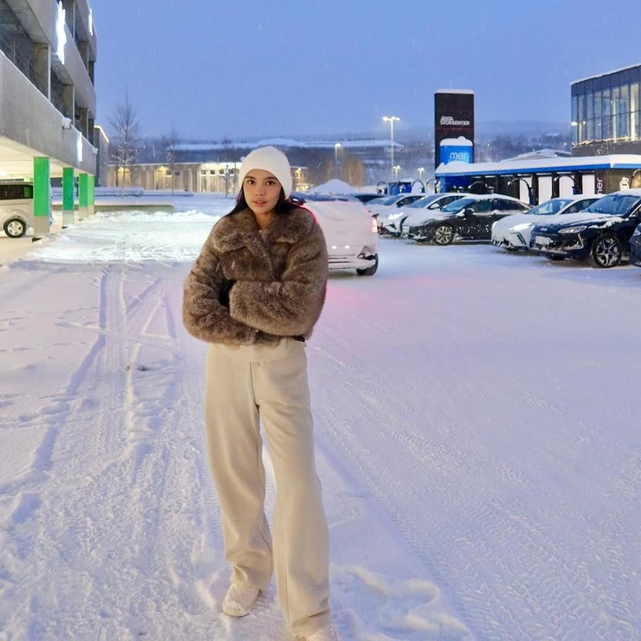 <p>Penyanyi Lyodra Ginting memilih Norwegia sebagai tujuan liburan awal tahun. Hal tersebut diketahui dari unggahan di akun Instagram pribadinya, yang memperlihatkan Lyodra mengenakan pakaian tebal di tengah jalanan bersalju.&nbsp;(Foto: Instagram @lyodraofficial)</p>