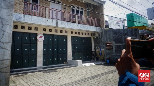 Polresta Yogyakarta menggerebek markas sindikat scam internasional di Sleman. Bangunan sepi setelah penggerebekan, warga sekitar pun menyampaikan kesaksian.