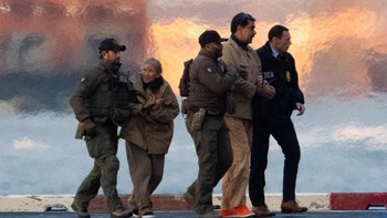 FOTO: Penampakan Maduro Digiring Hadiri Sidang Perdana di AS