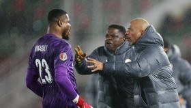 Kiper Nigeria Ejek Maroko: Pakai Semua Handukku untuk Usap Air Matamu