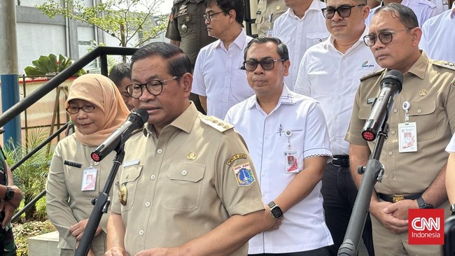 Pramono mengatakan modifikasi cuaca hanya siasat jangka pendek cuaca ekstrem Jakarta. Pemprov punya rencana panjang atasi banjir seperti normalisasi sungai.