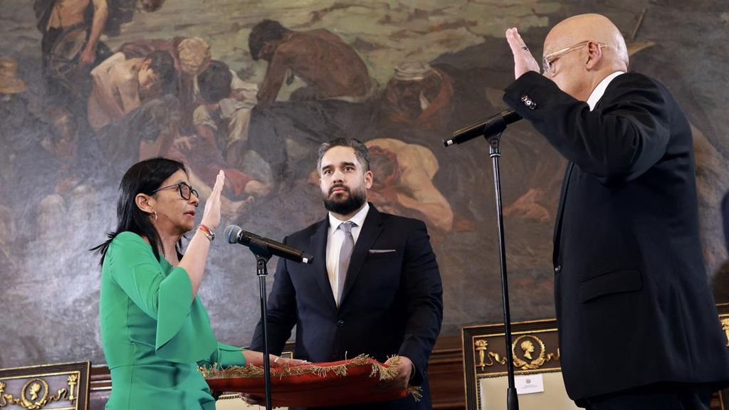 FOTO: Momen Delcy Rodrguez Dilantik Jadi Presiden Interim Venezuela