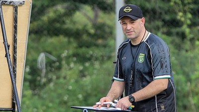 Pelatih baru Persebaya Surabaya Fernando Jose Bernardo Tavares menyusun strategi saat memimpin latihan perdana di Lapangan C Stadion Gelora Bung Tomo, Jawa Timur, Selasa (6/1/2026). Persebaya Surabaya resmi mengontrak juru taktik asal Portugal terseb